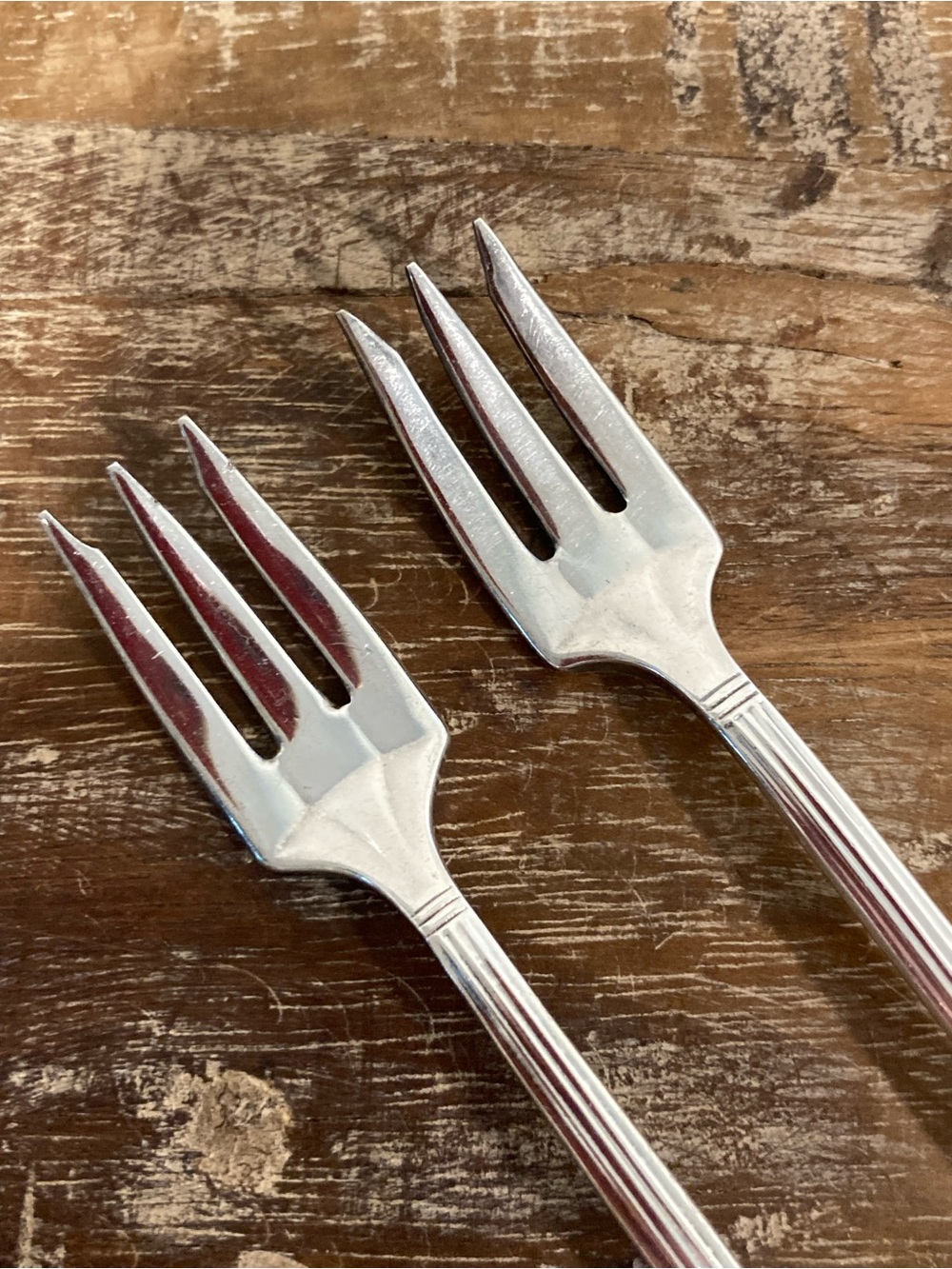 2 Oneida Community Coronation Silver Plated Silver Seafood Cocktail Forks - Picture 2 of 10